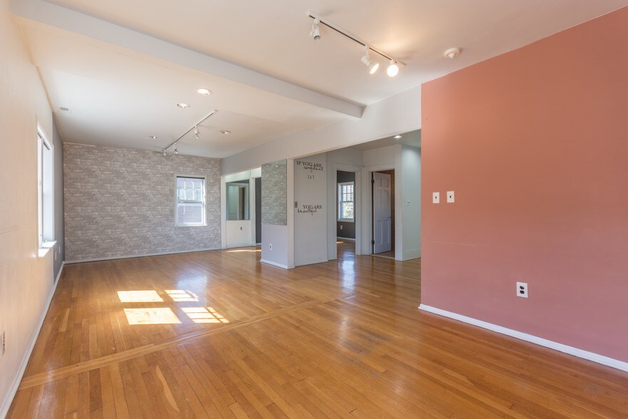 More Photos Of 887 E Maple Rd, Birmingham Office For Lease