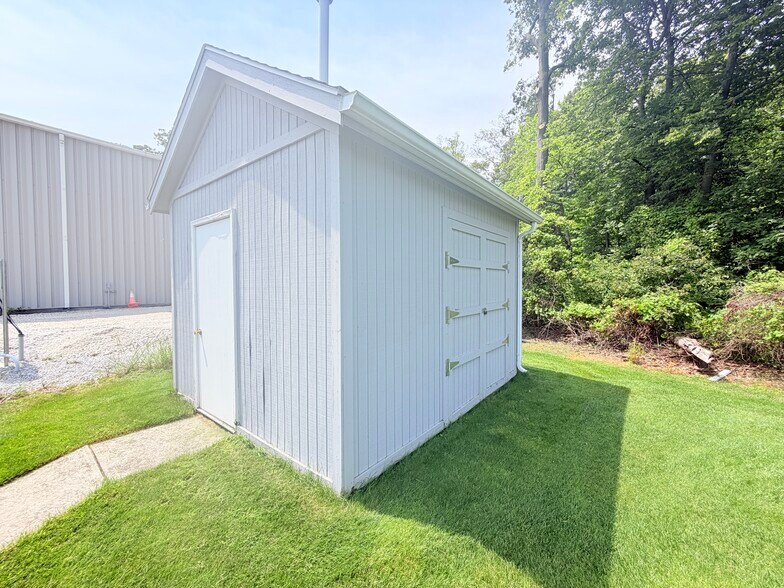 More Photos Of 260 Bridge Rd, Lakeside Marblehead Flex For Sale