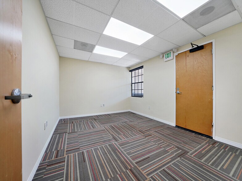 More Photos Of 2900 Bristol St, Costa Mesa Office For Sale