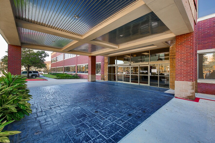 More Photos Of 111 Vision Park Blvd, Shenandoah Medical For Lease