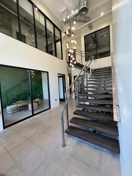 More Photos Of 15979 N 76th St, Scottsdale Showroom For Lease