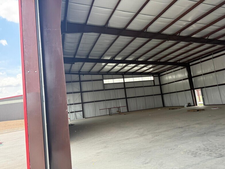 More Photos Of 16313 North Fwy, Houston Warehouse For Lease