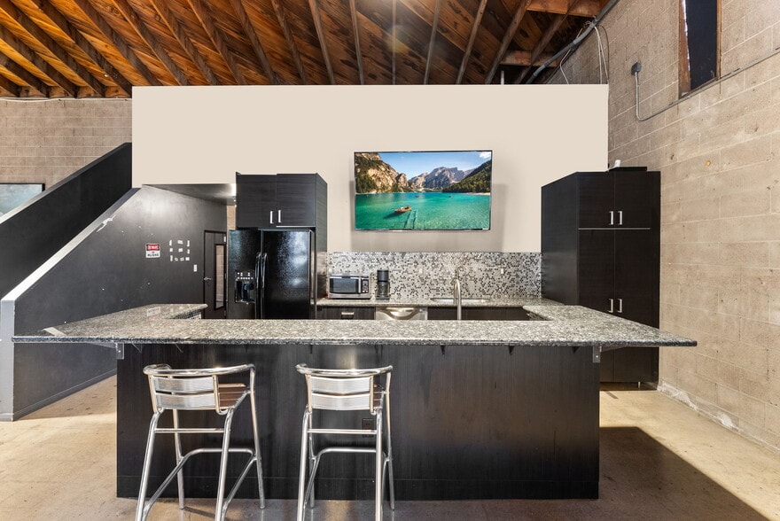 More Photos Of 1366 Hornblend St, San Diego Flex For Lease