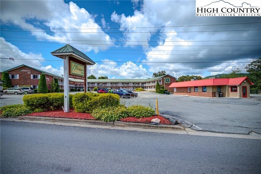 Primary Photo Of 341 N Main St, Sparta Hospitality For Sale