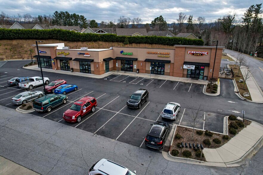 More Photos Of 58 Weaver Village Way, Weaverville Freestanding For Lease
