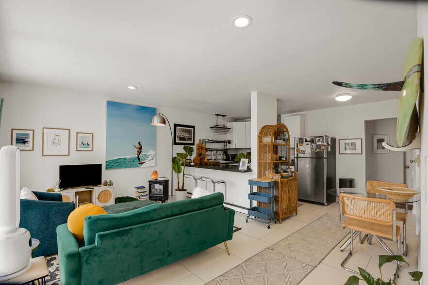 More Photos Of 1959 Grace Ave, Los Angeles Apartments For Sale
