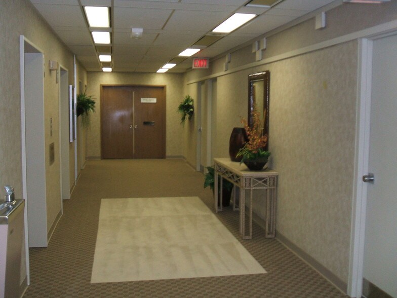 More Photos Of 2000 W Henderson Rd, Columbus Office For Lease