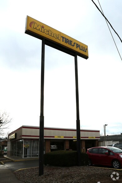 More Photos Of 434 E Market St, Louisville Auto Repair For Sale