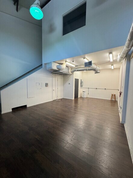 More Photos Of 367 N Clarendon Ave, Scottdale Light Distribution For Sale