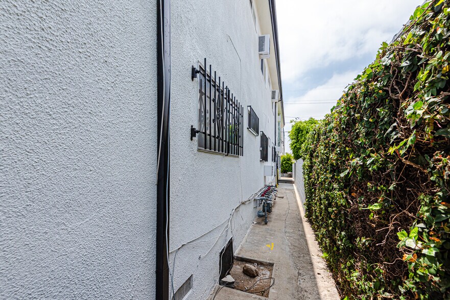 More Photos Of 4546 W 17th St, Los Angeles Apartments For Sale