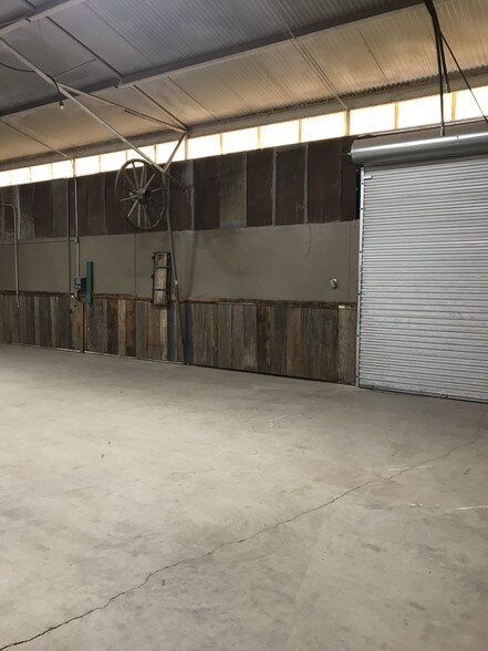 More Photos Of 300 W Central Ave, Comanche Showroom For Sale