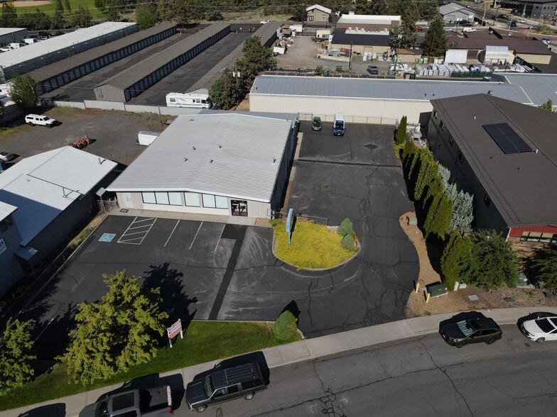 More Photos Of 635 SE Business Way, Bend Showroom For Lease