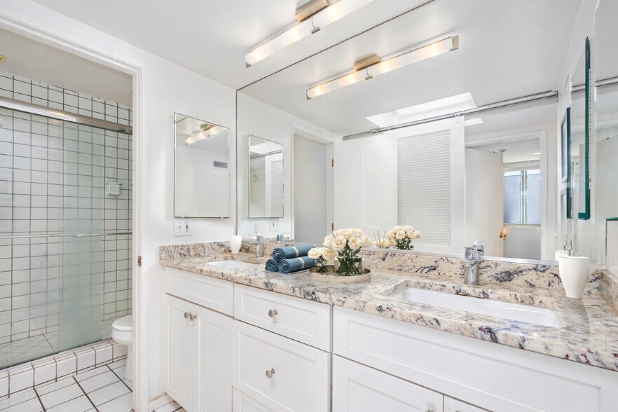 More Photos Of 1908-1910 Pacific Ave, Venice Apartments For Sale