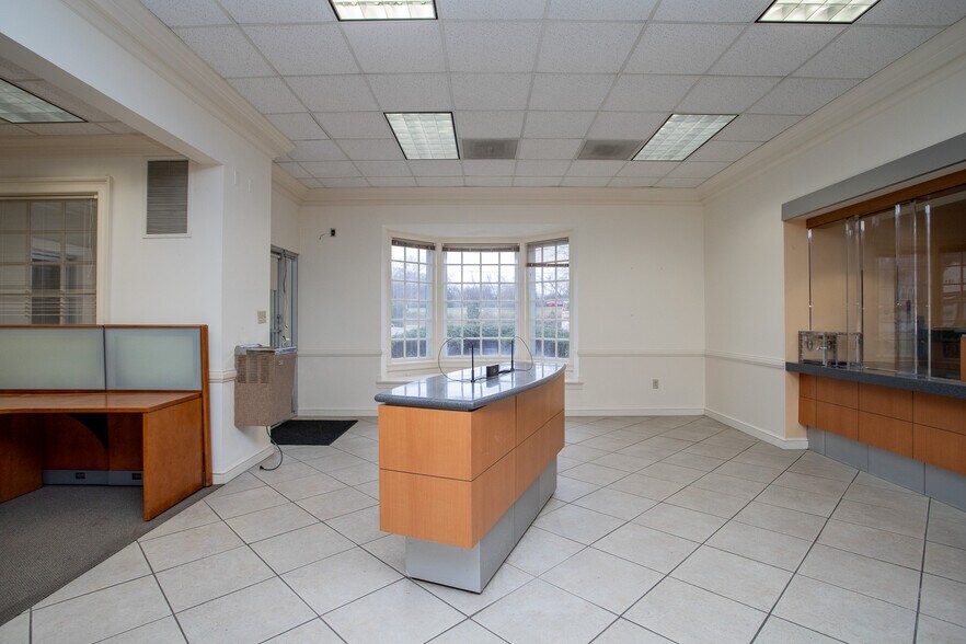 More Photos Of 3651 Greensboro Rd, Ridgeway Bank For Lease
