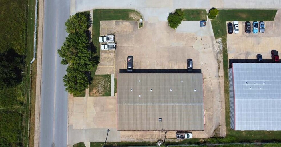 More Photos Of 1724 Acorn Dr, Rogers Warehouse For Lease