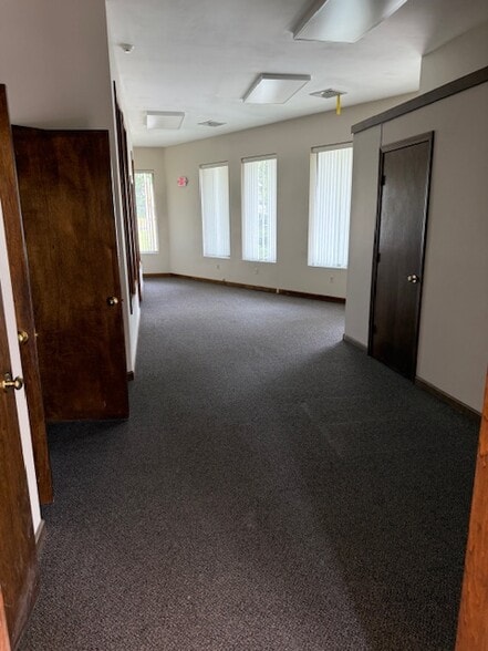 More Photos Of 21 Mohawk Trl, Greenfield Unknown For Lease