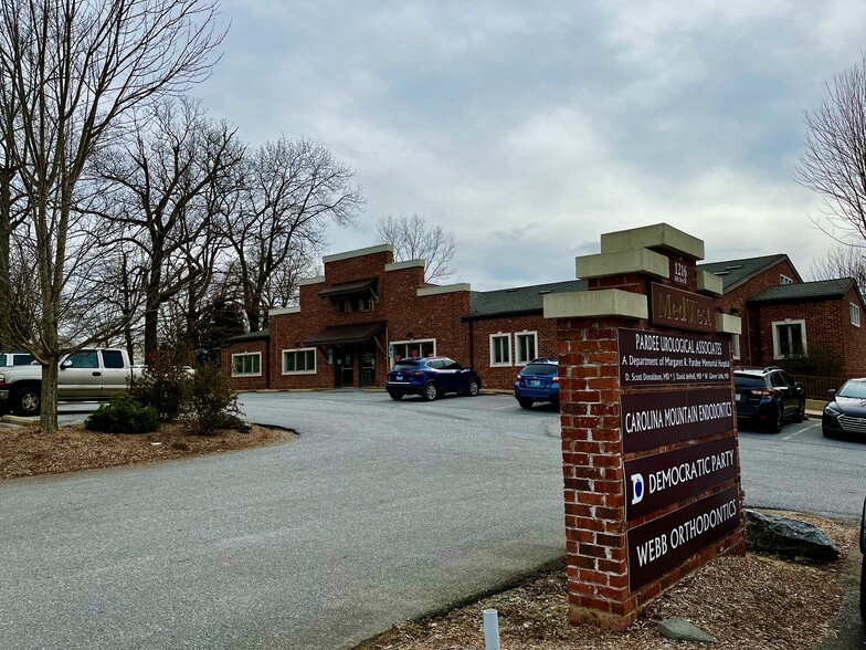 Primary Photo Of 1216 W 6th Ave, Hendersonville Medical For Lease