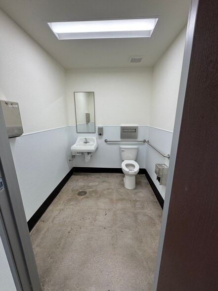 More Photos Of 2010 Holly Ave, Lake Havasu City Warehouse For Lease