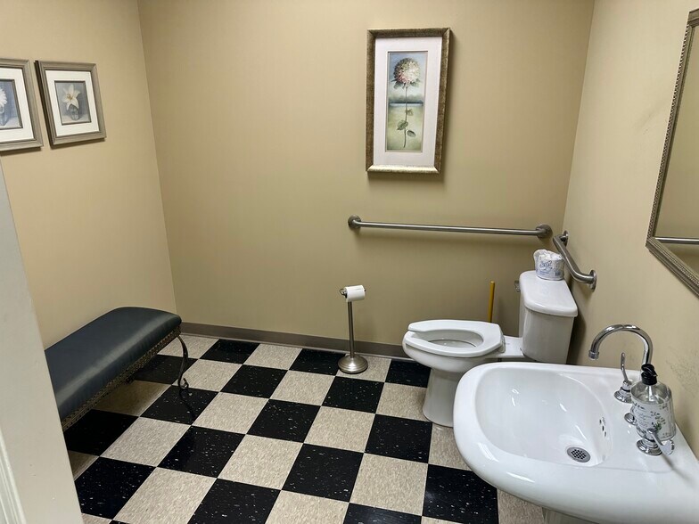 More Photos Of 201 Stonewall St, Cartersville Office For Sale