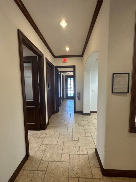 More Photos Of 6628 Bryant Irvin Rd, Fort Worth Office For Sale