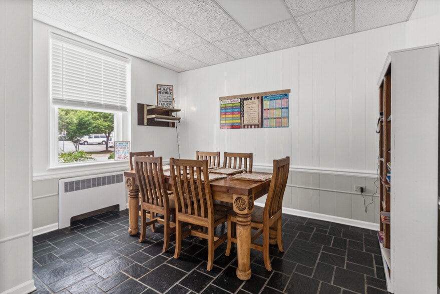 More Photos Of 525 7th St, Altavista Office For Sale