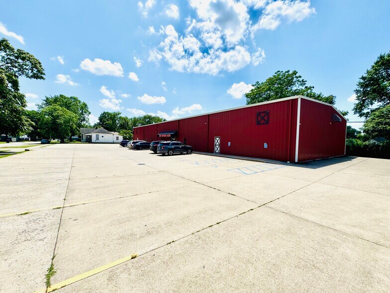 More Photos Of 2509 S 1st St, Terre Haute Showroom For Sale