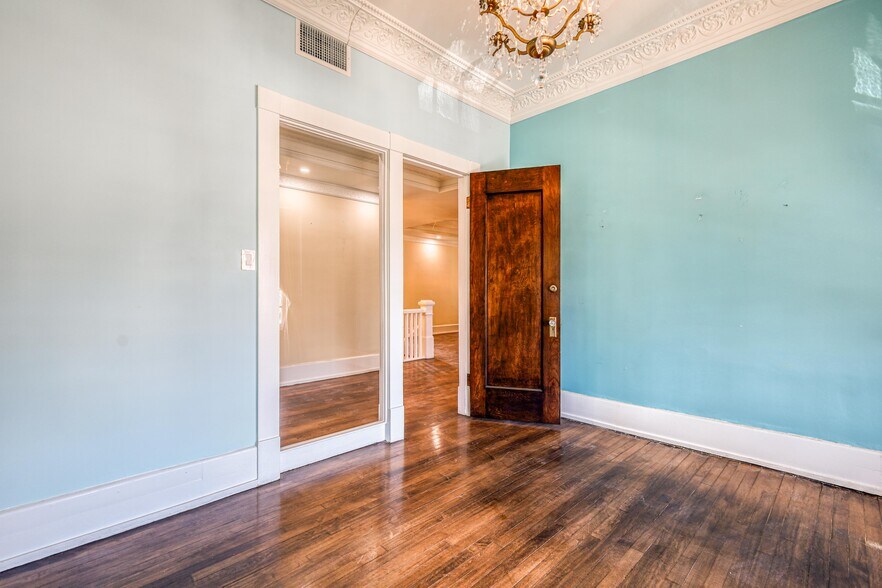 More Photos Of 1011 N Mesa St, El Paso Office For Lease