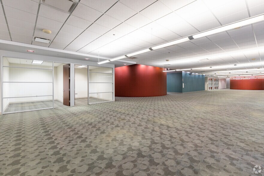 More Photos Of 599 Lake Kathy Dr, Brandon Office For Sale