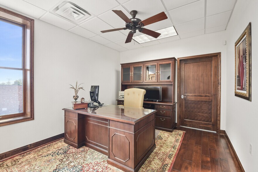 More Photos Of 101 Simonton St, Conroe Loft Creative Space For Lease