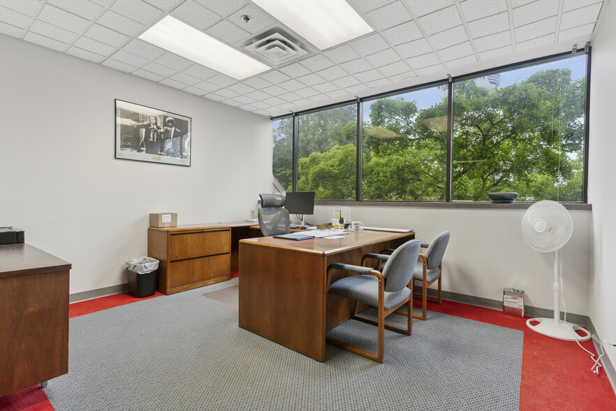 More Photos Of 405 Commerce Ct, Vadnais Heights Manufacturing For Sale