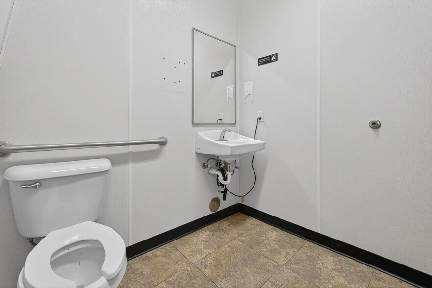 More Photos Of 2451 Van Buren St, Norman Warehouse For Lease