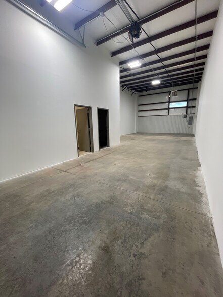More Photos Of 1800 W Tecumseh Rd, Norman Warehouse For Lease