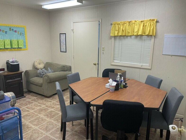 More Photos Of 1937 Deerbrook Dr, Tyler Warehouse For Lease
