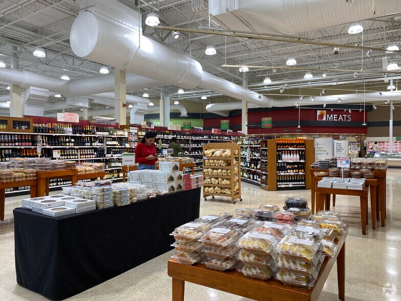 More Photos Of 700 N University Dr, Pembroke Pines General Retail For Lease