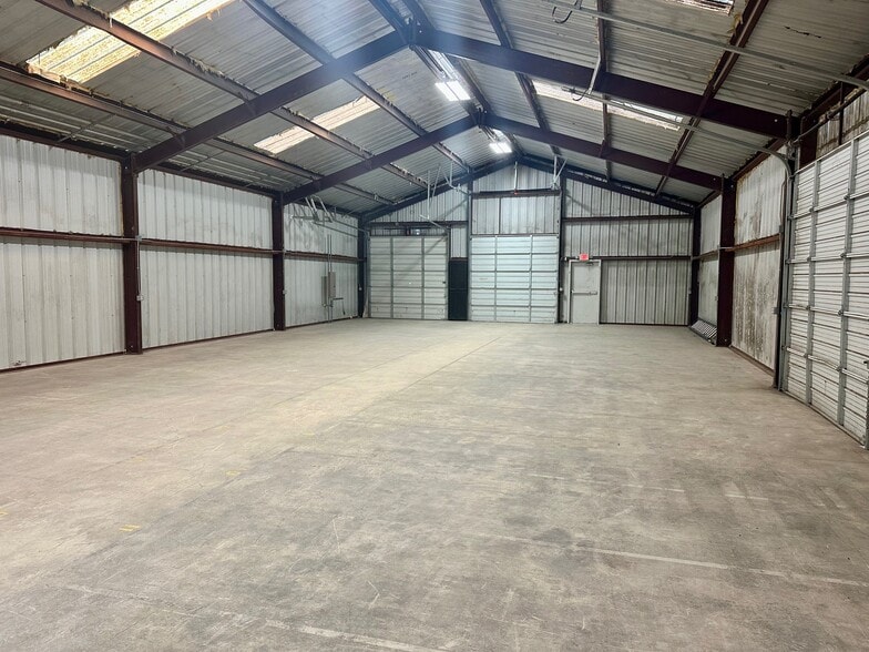 More Photos Of 200-232 W New Braunfels St, Seguin Warehouse For Lease