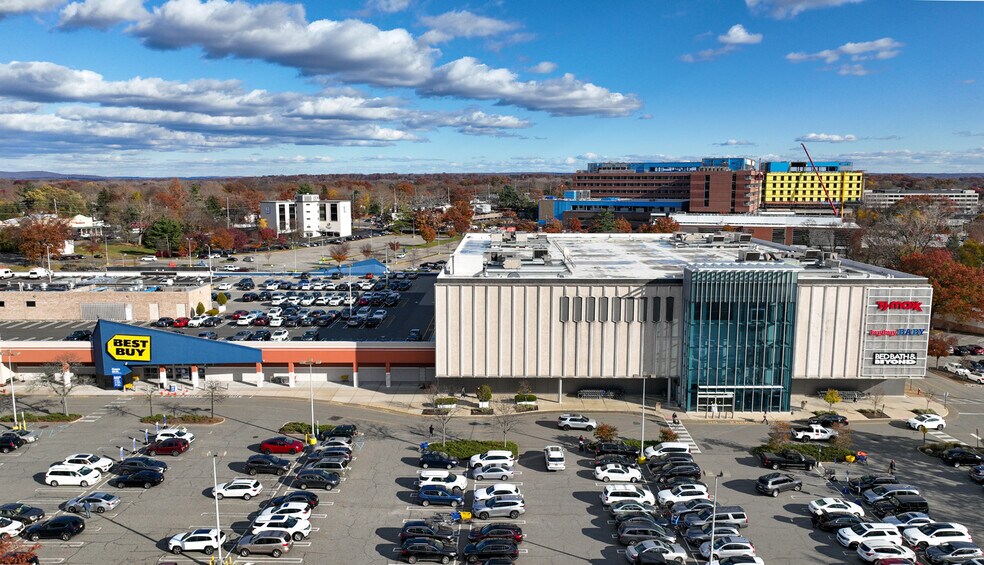 More Photos Of 34 E Ridgewood Ave, Paramus Department Store For Lease