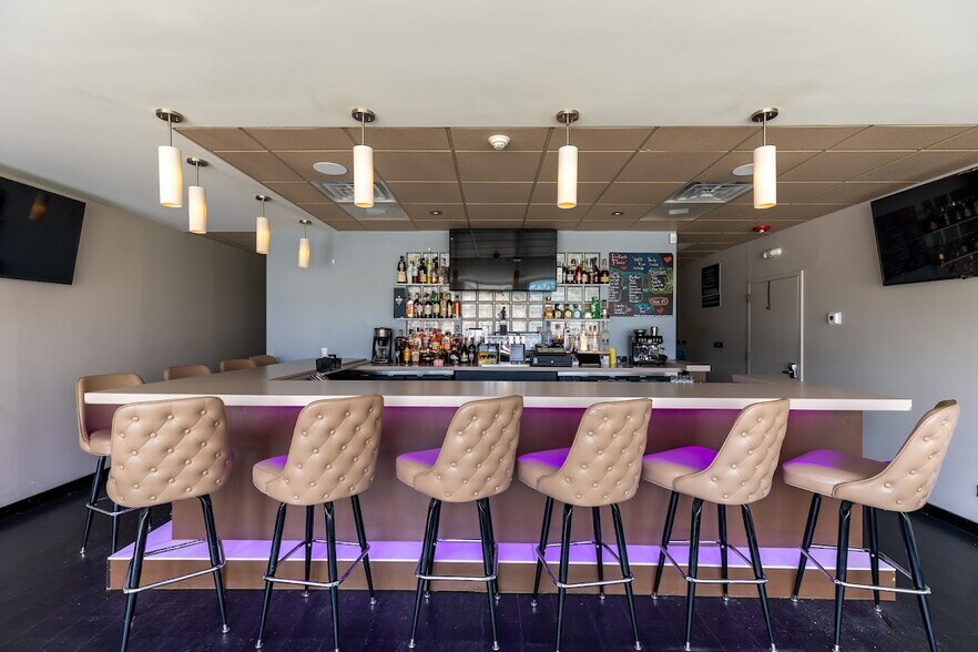 More Photos Of 8905 W Cermak Rd, Riverside Storefront Retail Office For Sale