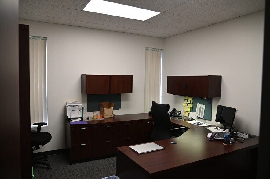 More Photos Of 8640 N Eldridge Pky, Houston Flex For Lease