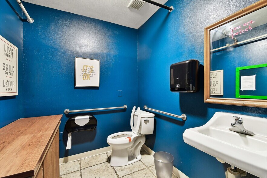 More Photos Of 3007 6th St S, Saint Petersburg Bar For Sale