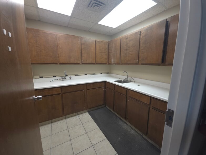 More Photos Of 3100 S Elm Pl, Broken Arrow Medical For Lease