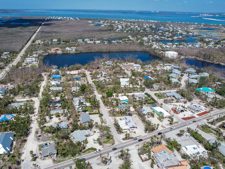 More Photos Of 905 Fitzhugh St, Sanibel Freestanding For Sale