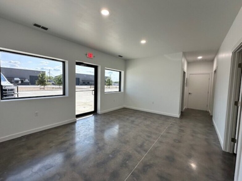 More Photos Of 606 Mill Run, Kerrville Warehouse For Lease