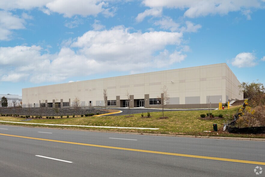 More Photos Of 44211 Mercure, Sterling Warehouse For Lease