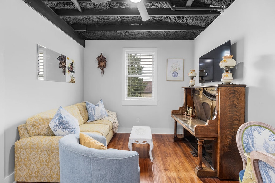 More Photos Of 156 Camellia St, Biloxi General Retail For Sale