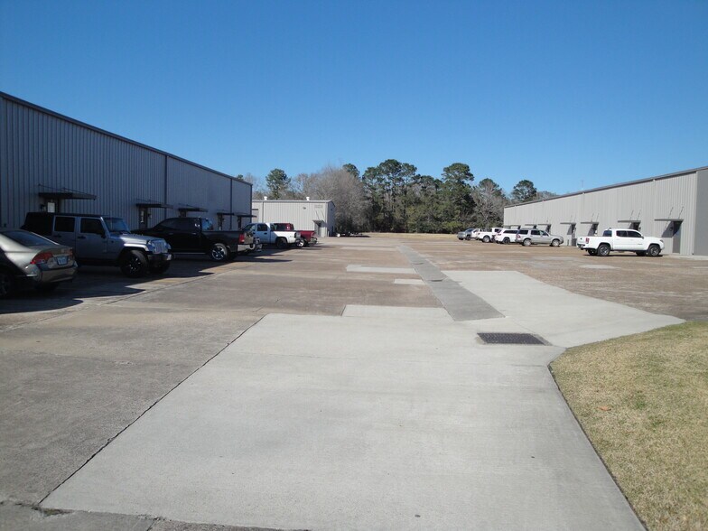 More Photos Of 6950 College St, Beaumont Warehouse For Lease