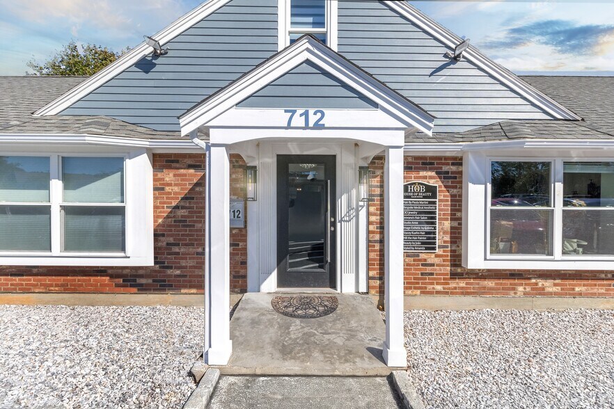 More Photos Of 712 Main St, Hyannis Storefront Retail Office For Sale