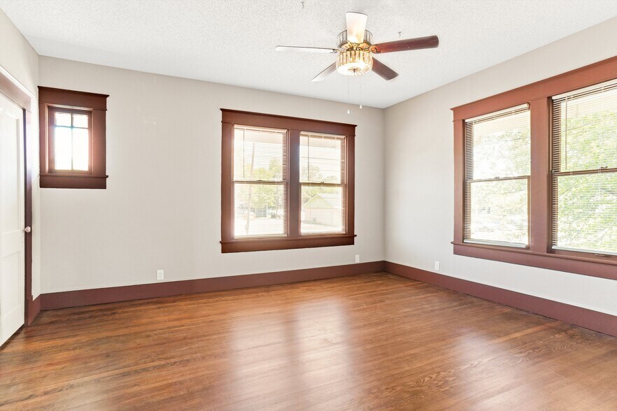 More Photos Of 1116 Lamar Ave, Paris Office For Sale