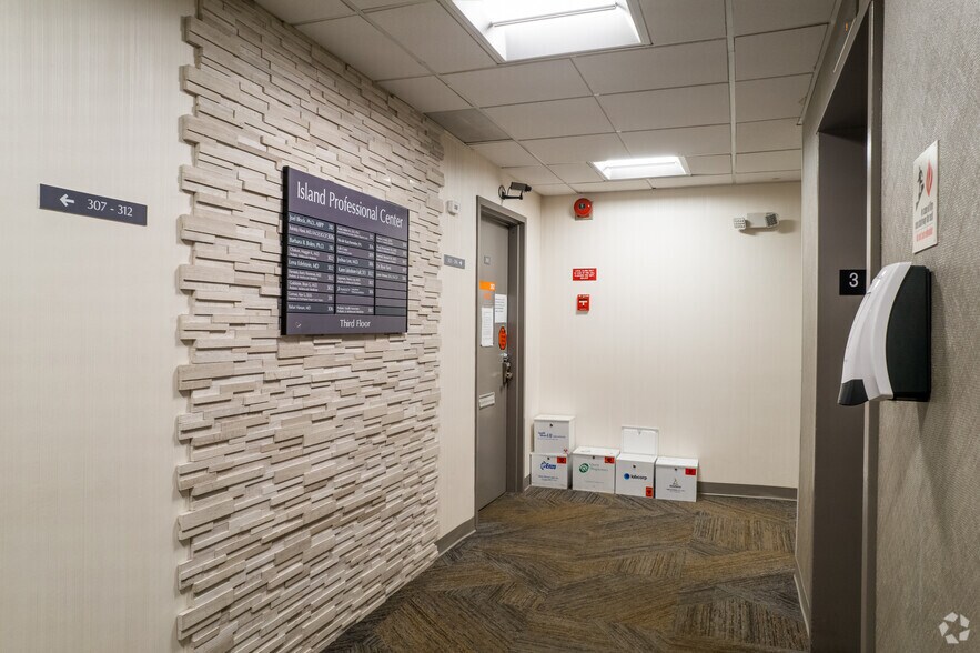 More Photos Of 100 Manetto Hill Rd, Plainview Medical For Lease