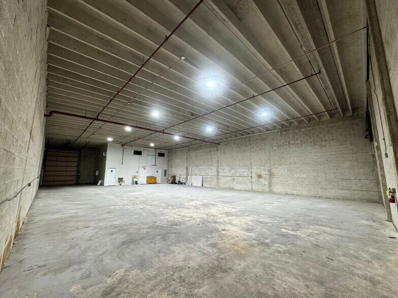 More Photos Of 6955-6965 NW 43rd St, Miami Warehouse For Lease