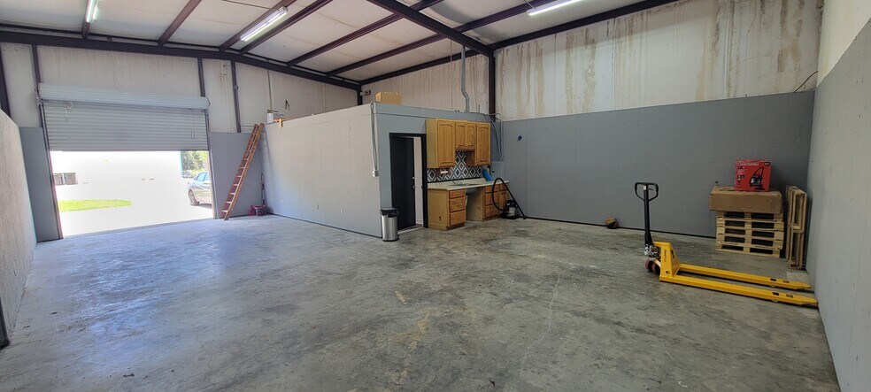 More Photos Of 340 Mechanic St, Tomball Light Distribution For Lease
